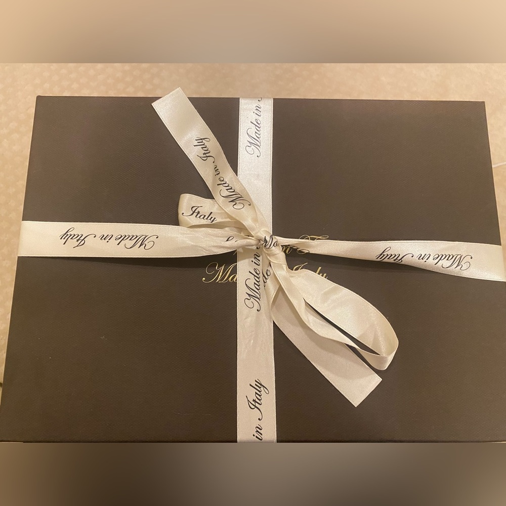 NWT - boxed Italian cashmere scarf